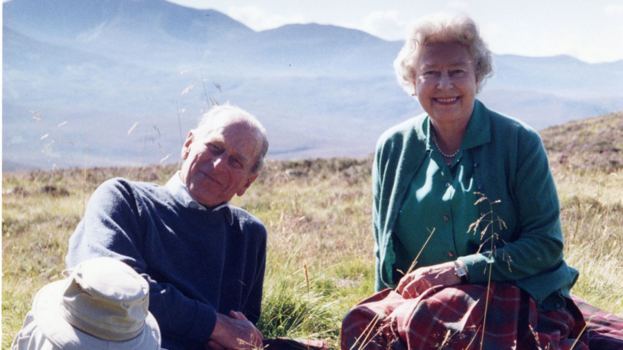 Queen+Elizabeth+II+and+Prince+Philip+in+the+Scottish+Highlands